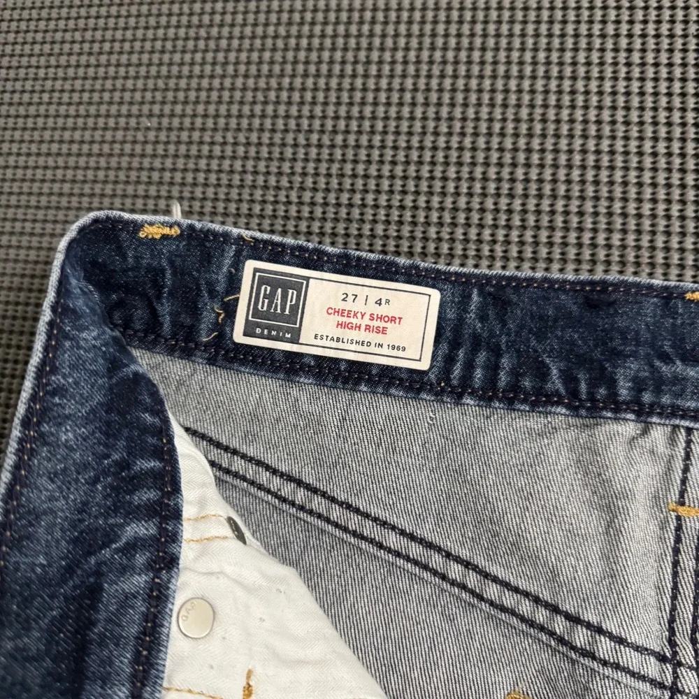 Gap Denim Cheeky Short High Rise Dark Wash Button Fly Frayed Hem Size 27 4R